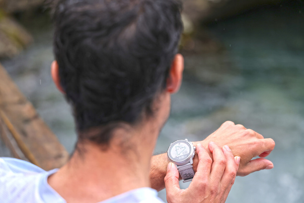 Sportovní hodinky COROS Apex 2 Nylon